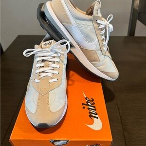 Nike Woman’s pre-day light bone/white sanddrift